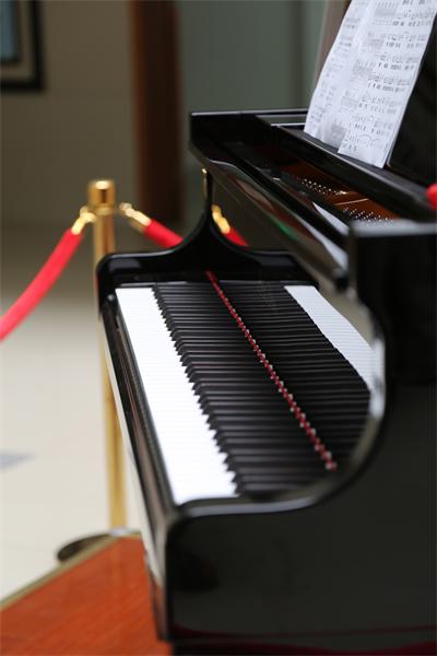 爱心人士匿名捐钢琴